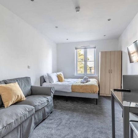 Modern Apartment On Egham High St And Close To Royal Holloway المظهر الخارجي الصورة