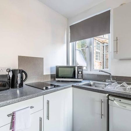 Modern Apartment On Egham High St And Close To Royal Holloway المظهر الخارجي الصورة