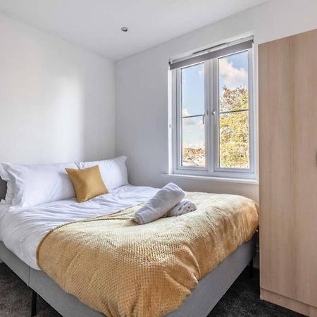 Modern Apartment On Egham High St And Close To Royal Holloway المظهر الخارجي الصورة
