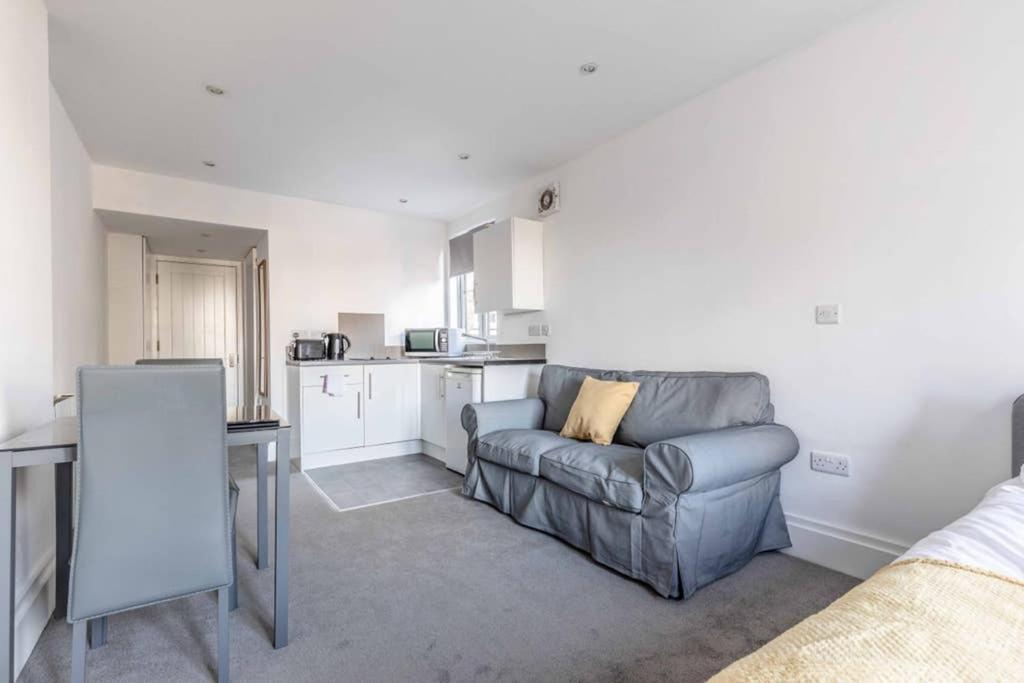 Modern Apartment On Egham High St And Close To Royal Holloway المظهر الخارجي الصورة