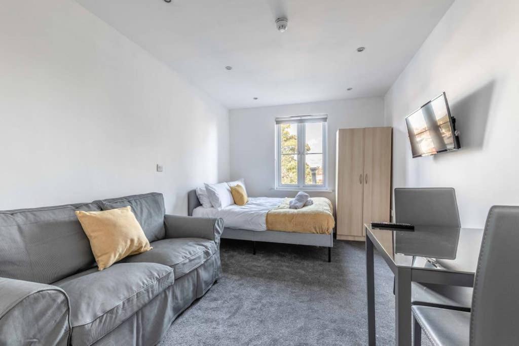 Modern Apartment On Egham High St And Close To Royal Holloway المظهر الخارجي الصورة