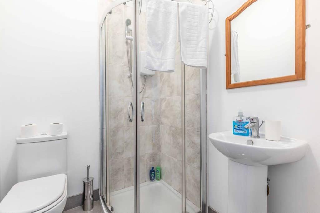 Modern Apartment On Egham High St And Close To Royal Holloway المظهر الخارجي الصورة