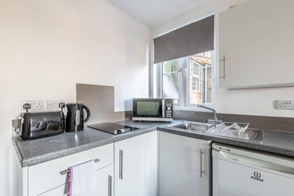 Modern Apartment On Egham High St And Close To Royal Holloway المظهر الخارجي الصورة