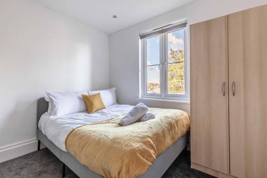 Modern Apartment On Egham High St And Close To Royal Holloway المظهر الخارجي الصورة