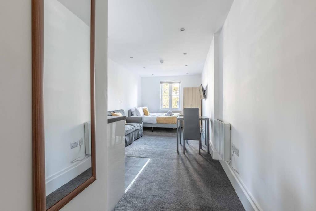 Modern Apartment On Egham High St And Close To Royal Holloway المظهر الخارجي الصورة