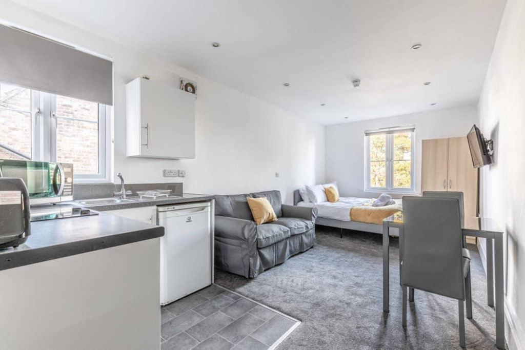 Modern Apartment On Egham High St And Close To Royal Holloway المظهر الخارجي الصورة